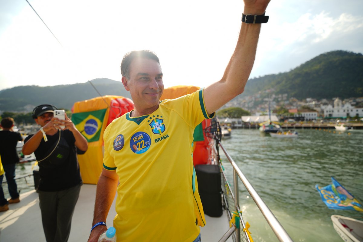 Flávio Bolsonaro chama apoiadores para atos de 7 de Setembro: “Fora Lula e fora Moraes”