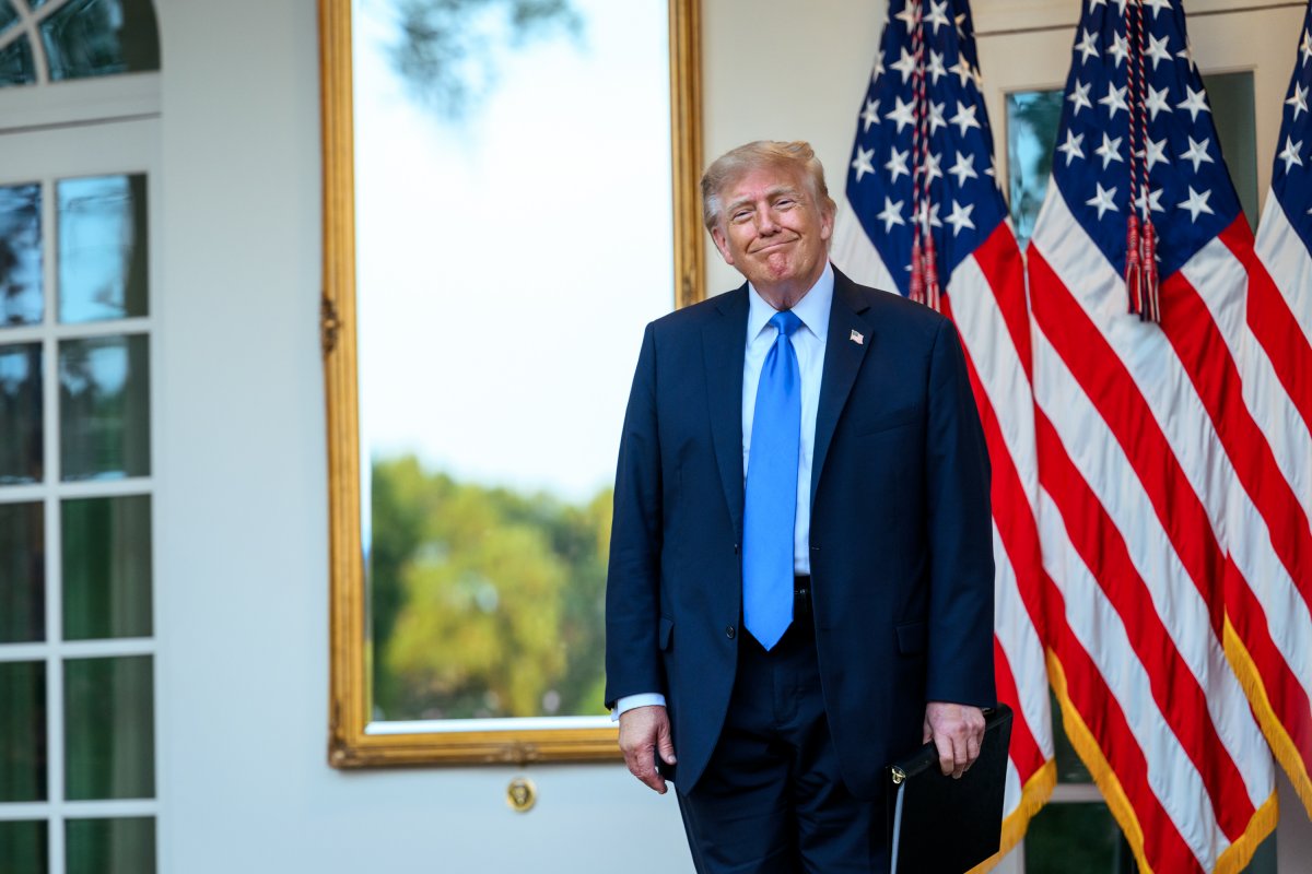 Trump atinge o menor nível de aprovação registrado em pesquisa