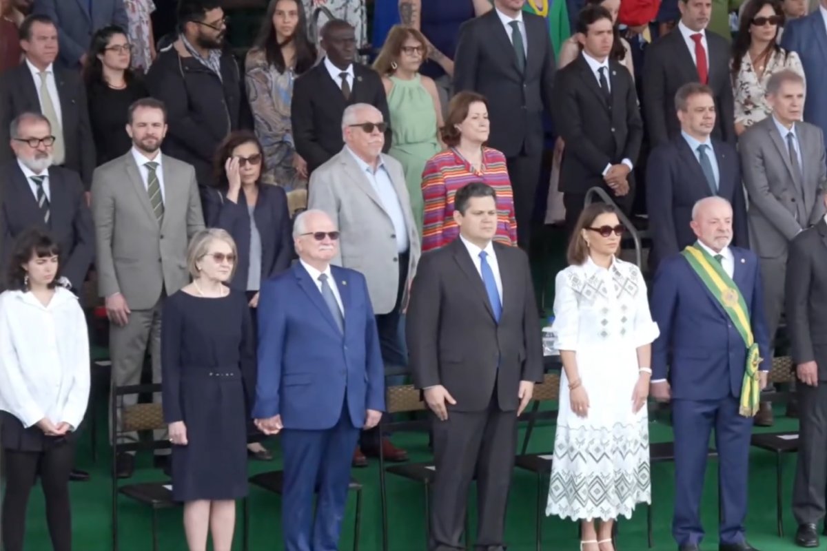 Lula reúne Fachin, Alcolumbre e Motta em 7 de Setembro com gritos do público pelo fim da escala 6x1