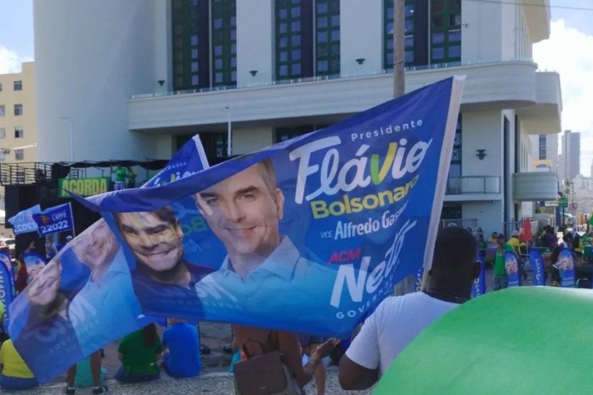 Bandeiras de ACM Neto e Flávio Bolsonaro aparecem juntas em Salvador