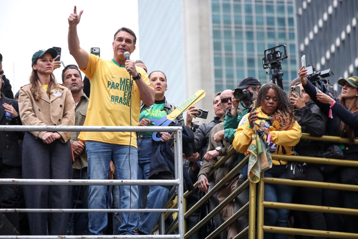 Flávio Bolsonaro reúne apoiadores na Paulista para ato do 7 de Setembro
