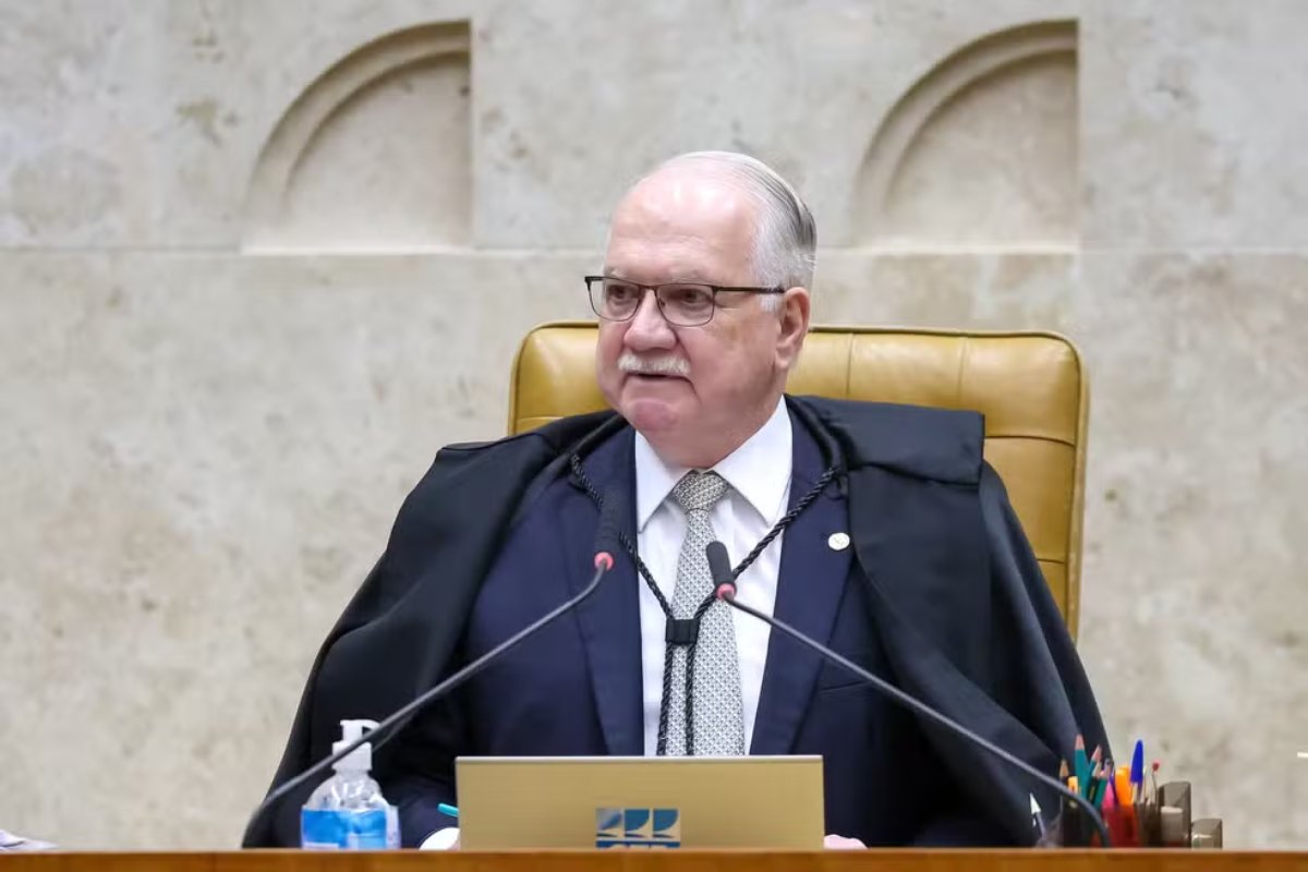 Fachin recebe representação assinada por treze ministros aposentados que pedem 'imediata e rigorosa' apuração de crise no STF