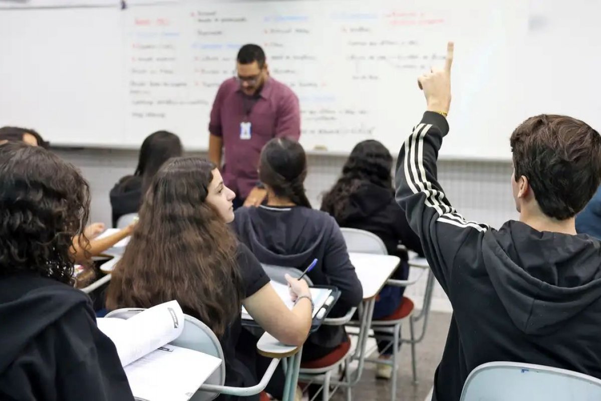 Pisa: 7 entre 10 estudantes brasileiros com 15 anos não sabem resolver contas simples de matemática