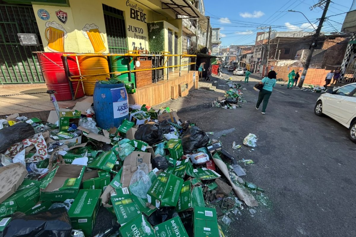 Festa de candidato a deputado da base de ACM Neto deixa garrafas quebradas em praça de Salvador