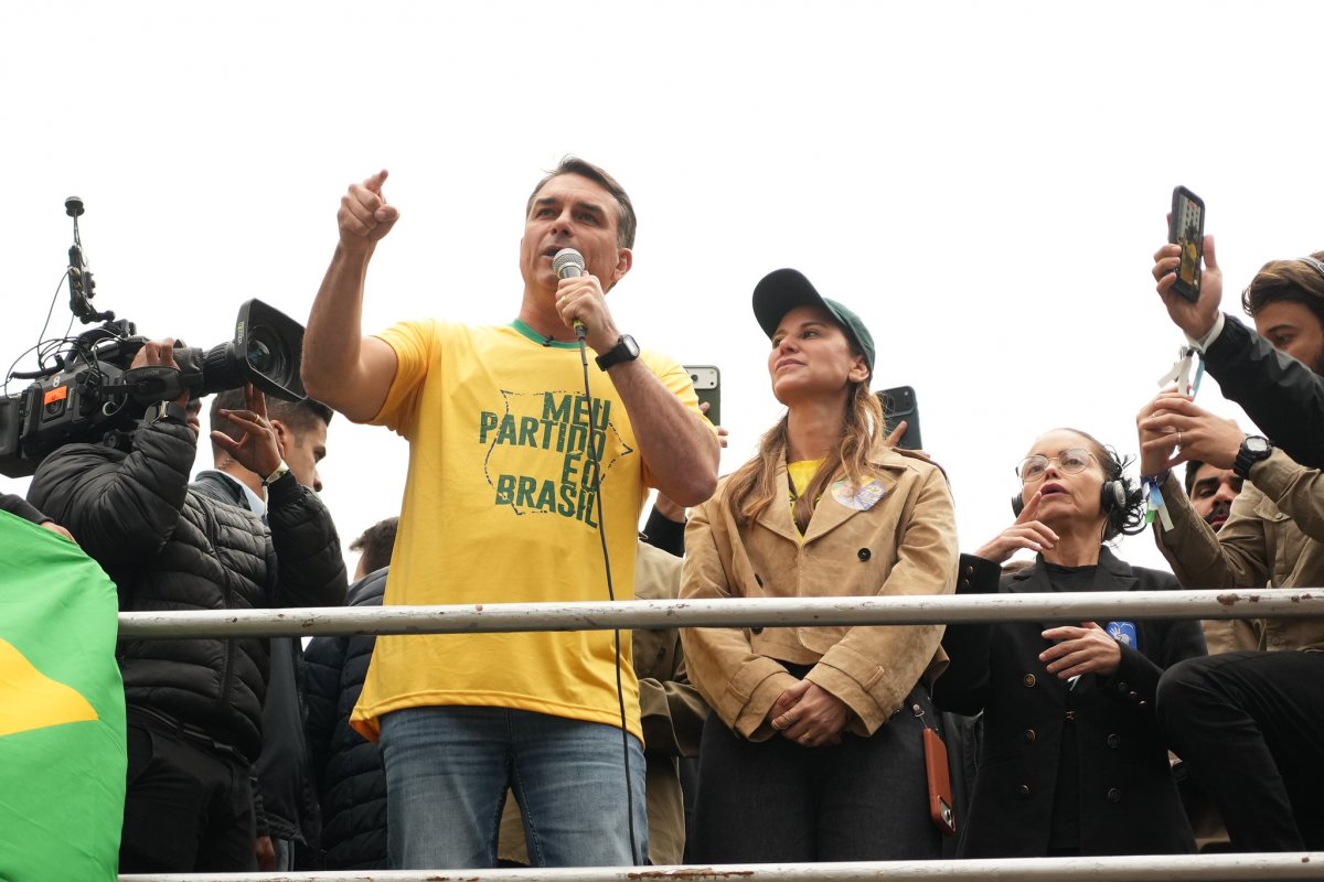 Flávio Bolsonaro diz que afastamento de Andrei Rodrigues “desmascarou grupo de Lula” na PF