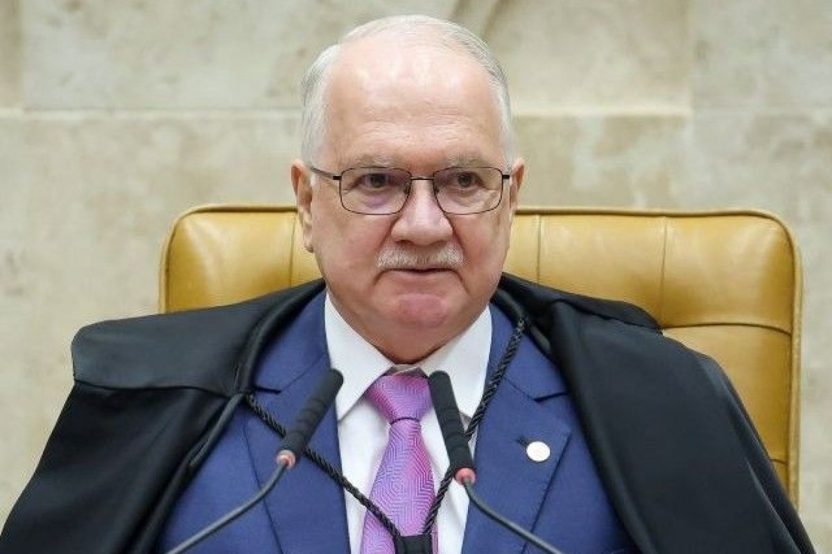 Fachin avalia tirar de Mendonça e assumir casos Master e INSS para conter crise no STF