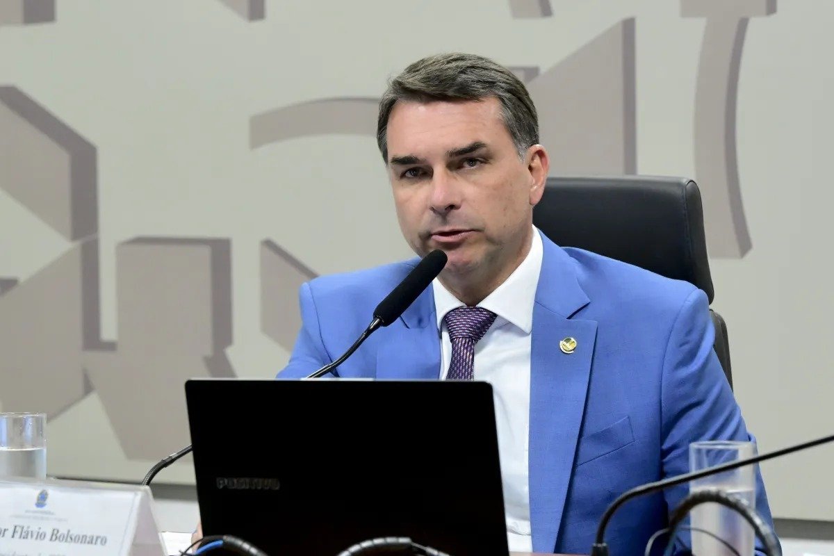 TSE dá cinco dias para Flávio se manifestar sobre suposto abuso de poder econômico