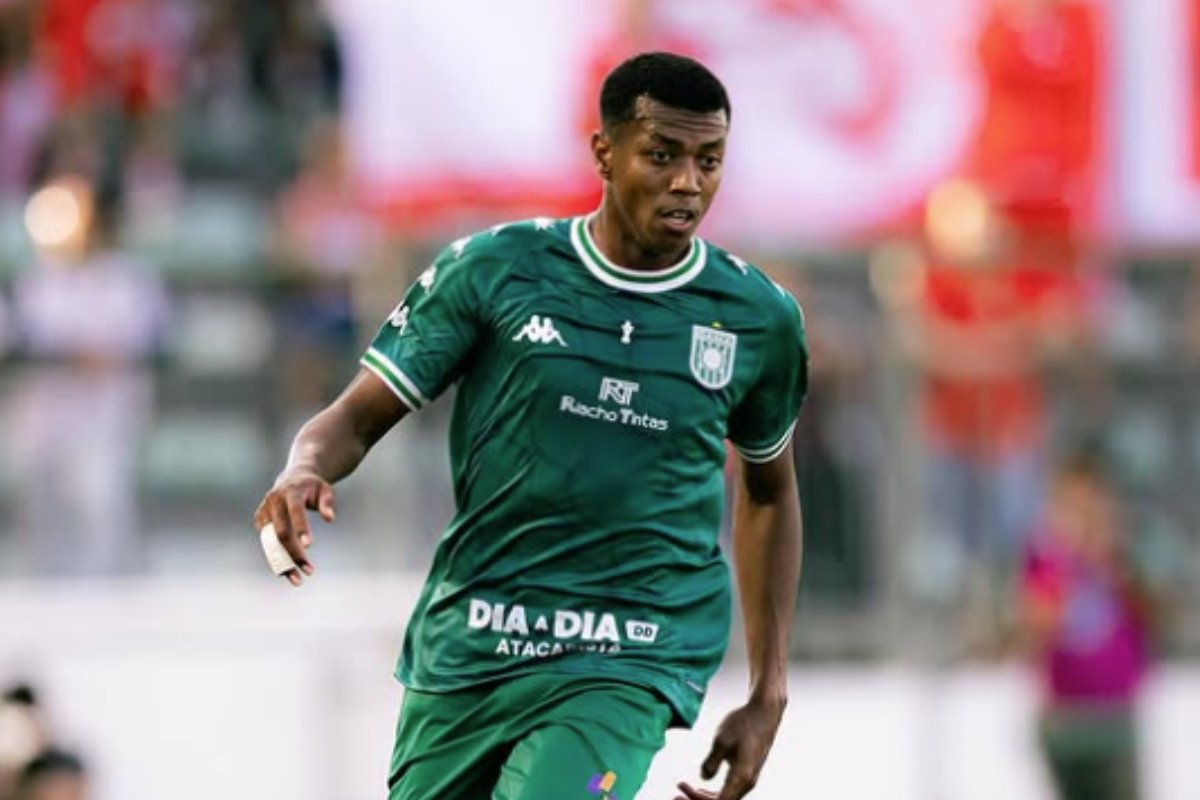 Vitória reforça defesa na reta final da janela de transferências 