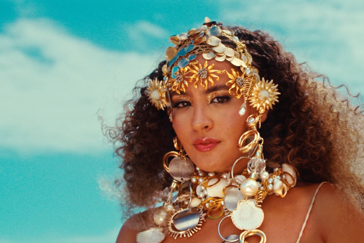 Baiana Sofia Pitta lança álbum de estreia que mistura MPB com pagodão, samba e arrocha! 
