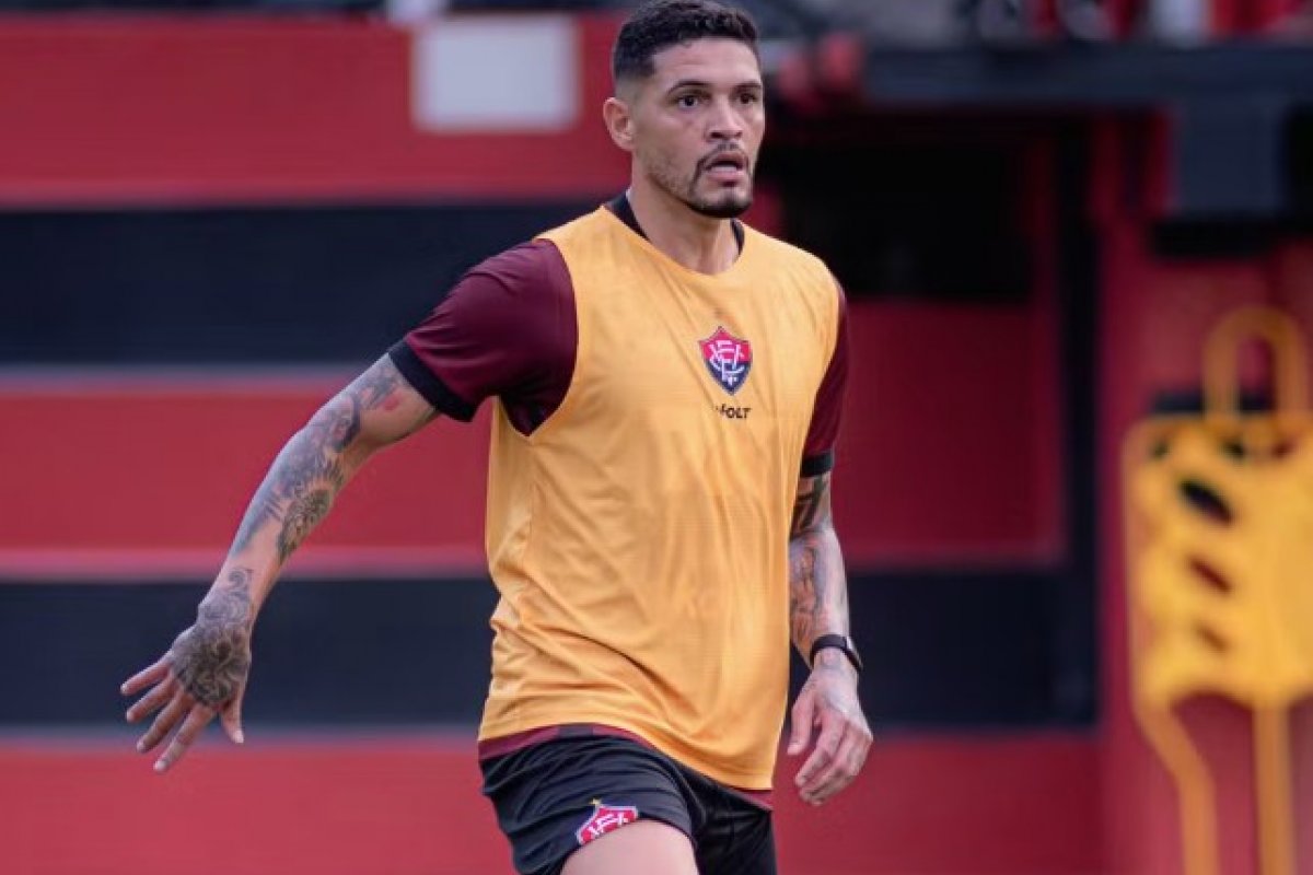 Após ser afastado do elenco do Vitória, Riccieli volta a treinar com grupo nesta quarta-feira (9)