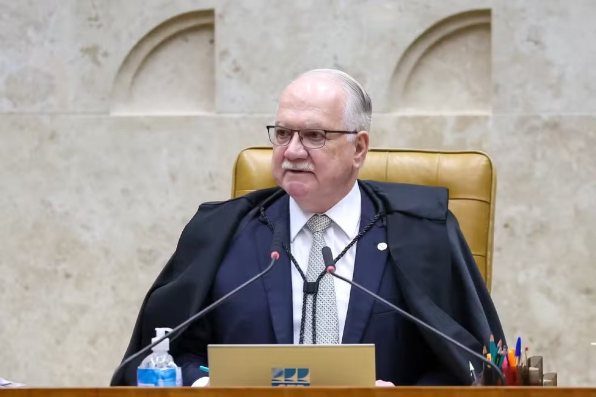 Fachin marca para dia 15 julgamento sobre diálogos entre Moraes e Vorcaro