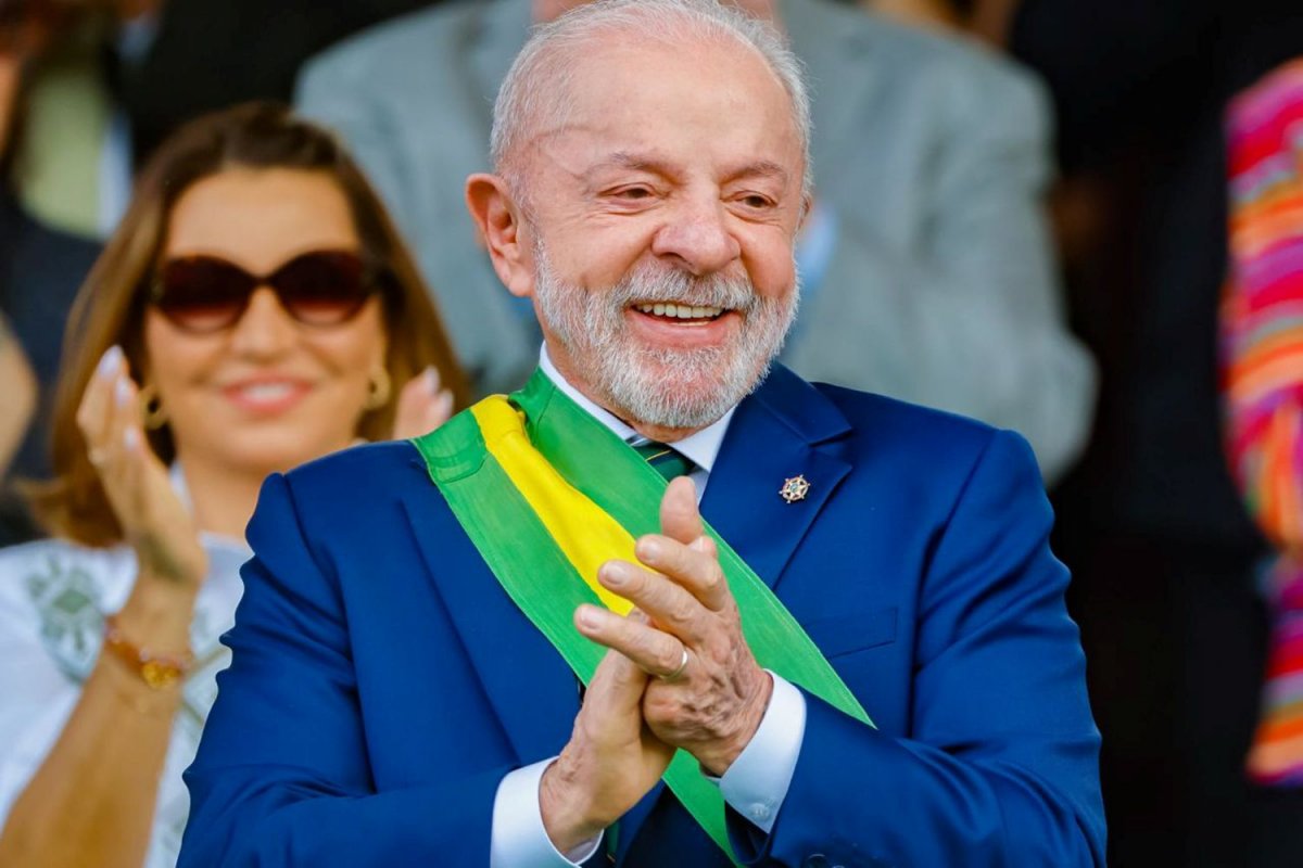 Lula sanciona lei que põe fim a "taxa das blusinhas"