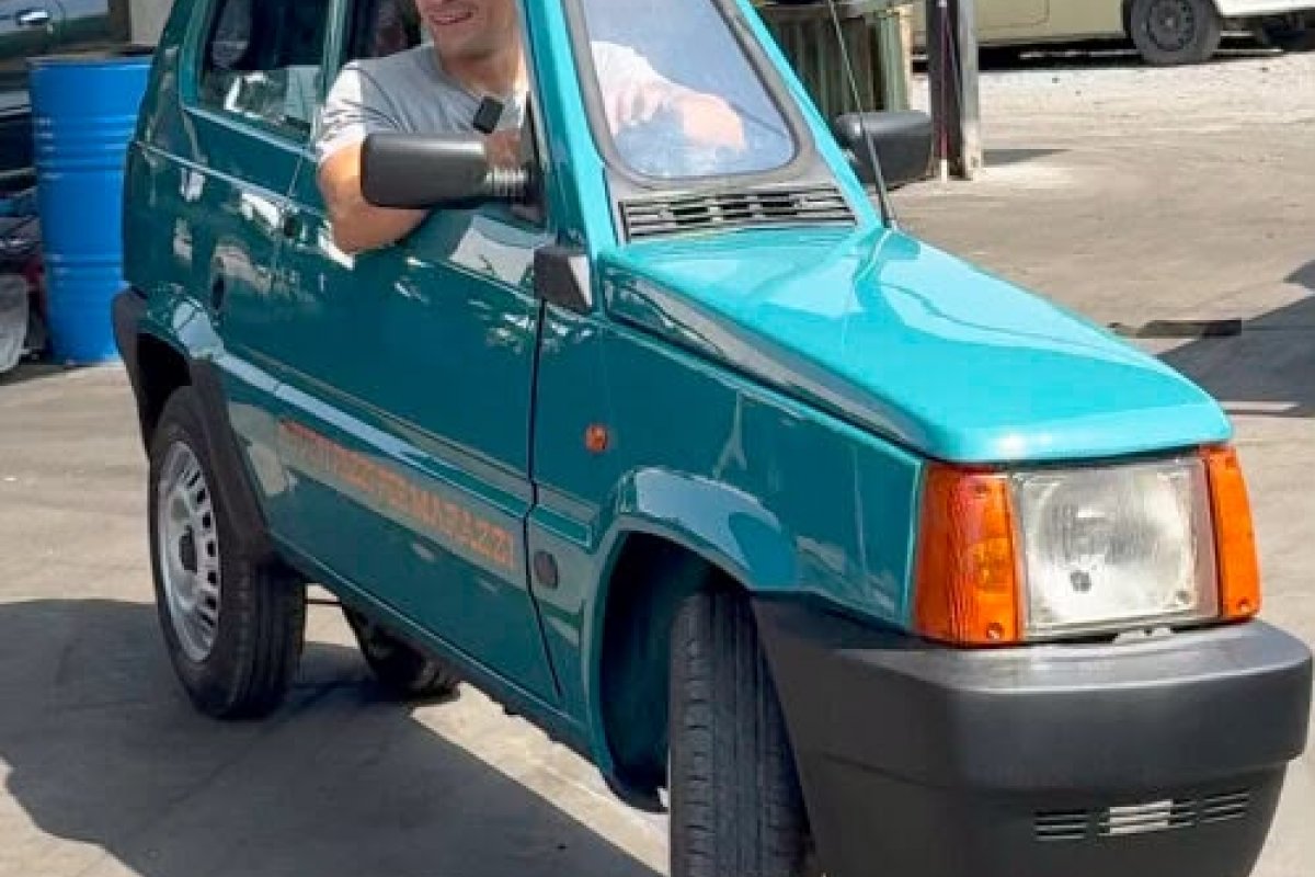 Carro mais estreito do mundo ganha selo do Guiness na Itália 