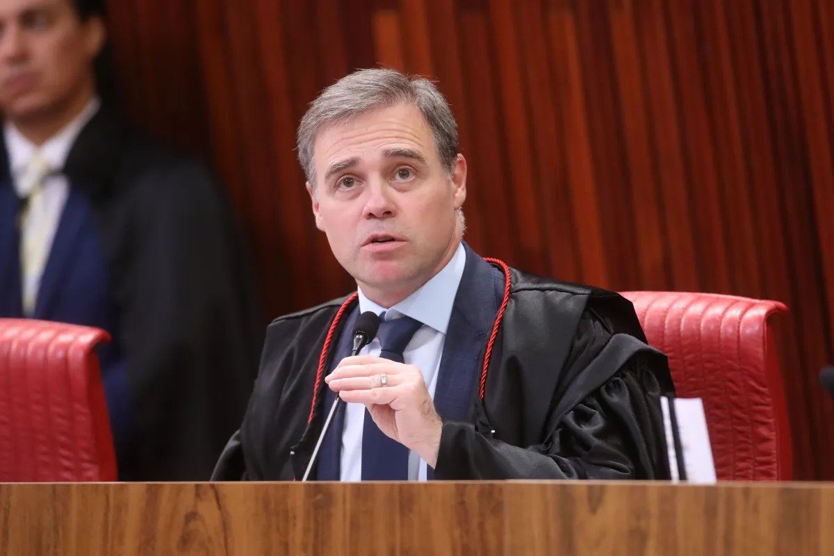 Sob pressão, Mendonça diz que dados do celular de Vorcaro podem comprometer investigação