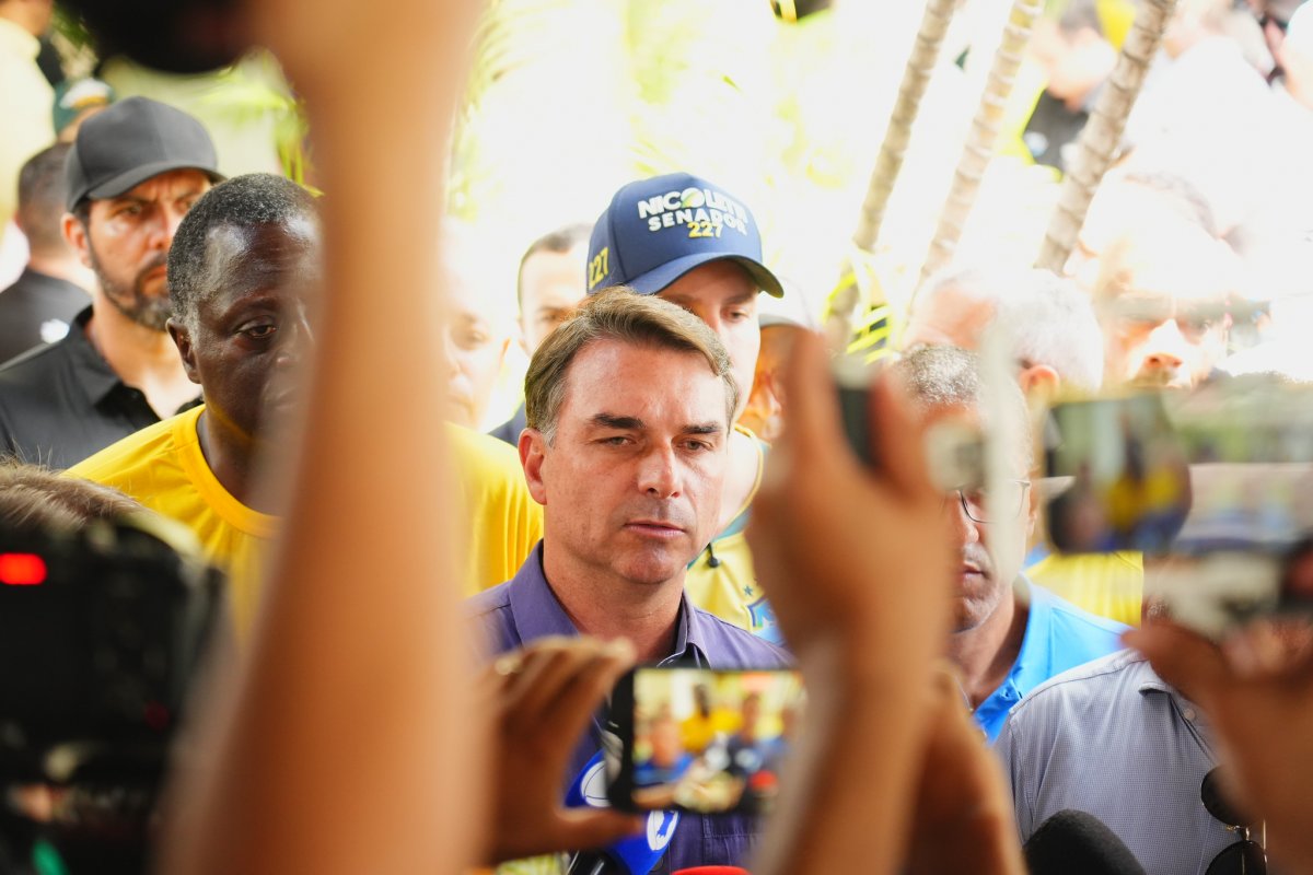 Defesa de Flávio fez 4 pedidos seguidos para caso 'Dark Horse' ficar com Mendonça