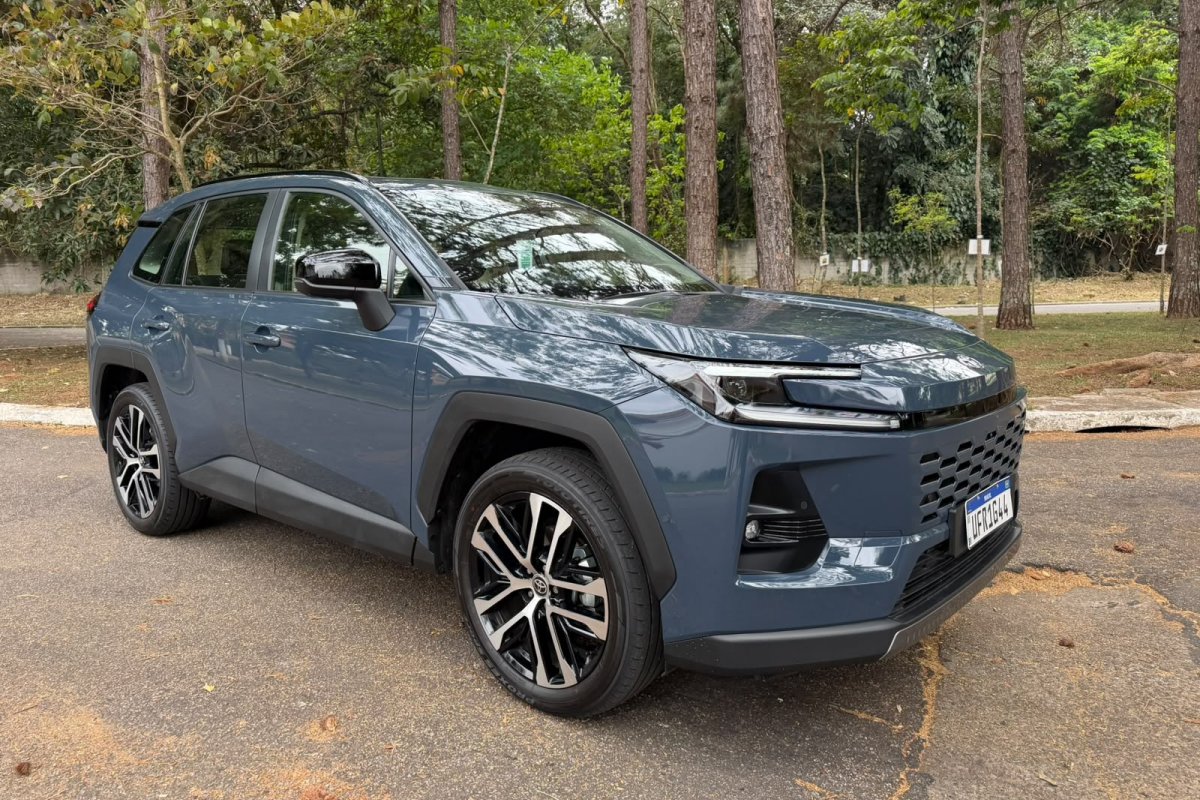 Farol da Bahia testa o novo Toyota RAV4 HEV: foco em desempenho com preço alto 