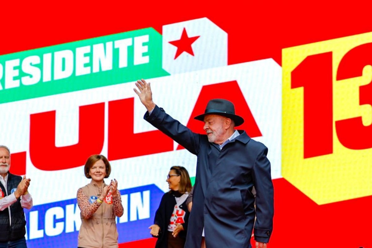 Lula vincula banqueiro do Caso Master a Bolsonaro durante comício