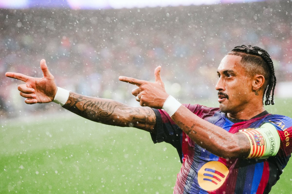 Raphinha retoma boa fase no Barcelona antes de voltar à seleção