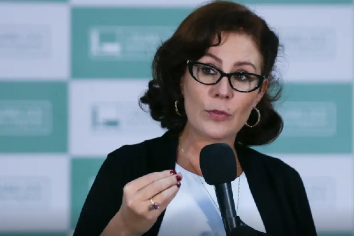 Foragida da Justiça brasileira, Carla Zambelli ajuda a comandar campanha da mãe à Câmara
