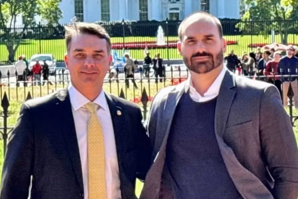 Irmãos Bolsonaro pediram reunião com Vorcaro no dia da mudança de Eduardo para os EUA
