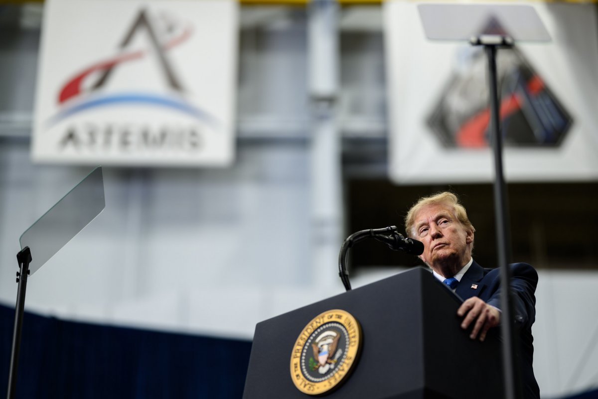 Donald Trump critica 'forças negativas' que querem desacelerar a IA