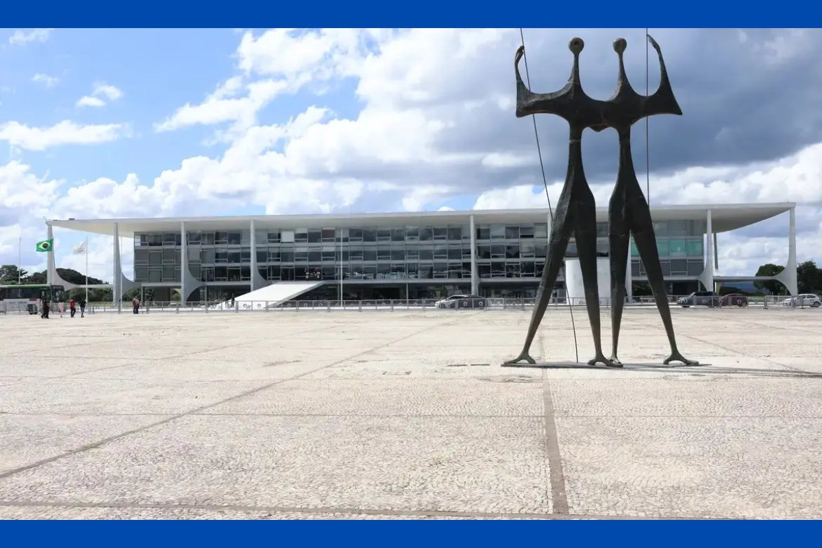 Vídeo: Praça dos Três Poderes tem esquema de segurança máxima e cães farejadores para júri de Moraes
