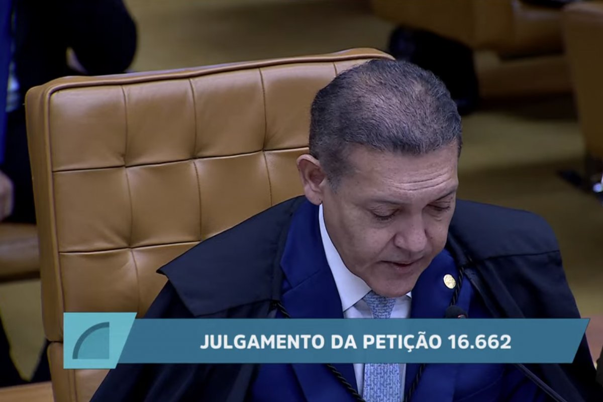 Nunes Marques deixa plenário após se declarar impedido em sessão que julga investigação contra Moraes