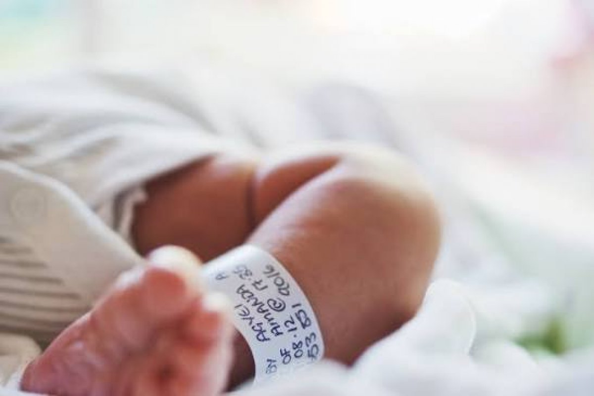 Bebês prematuros têm dividido incubadoras em hospital na Faixa de Gaza em meio a conflito e o colapso do sistema