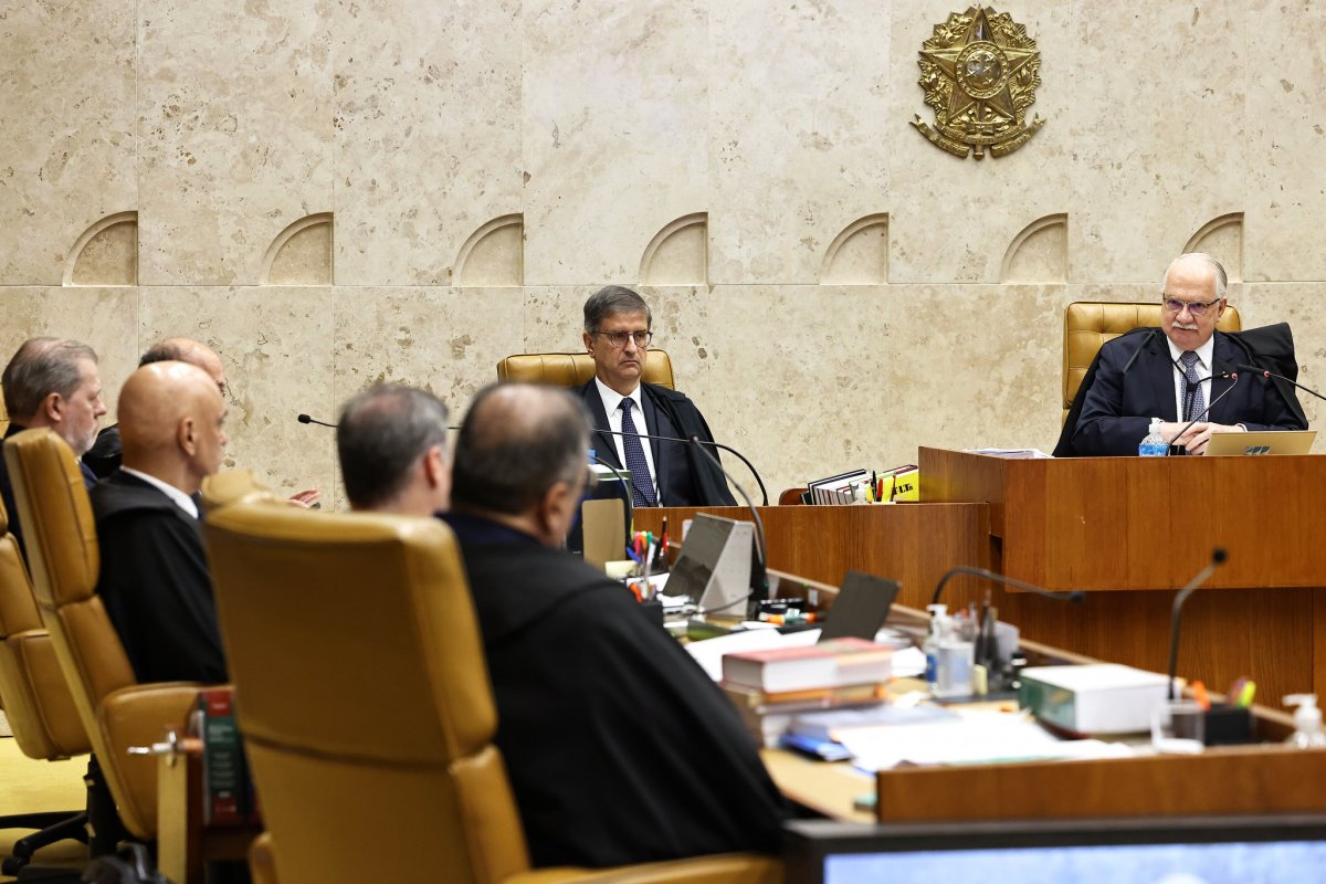 Julgamento de Moraes no STF: bilhete para Toffoli e abraço entre Dino e Fachin marcam bastidores 