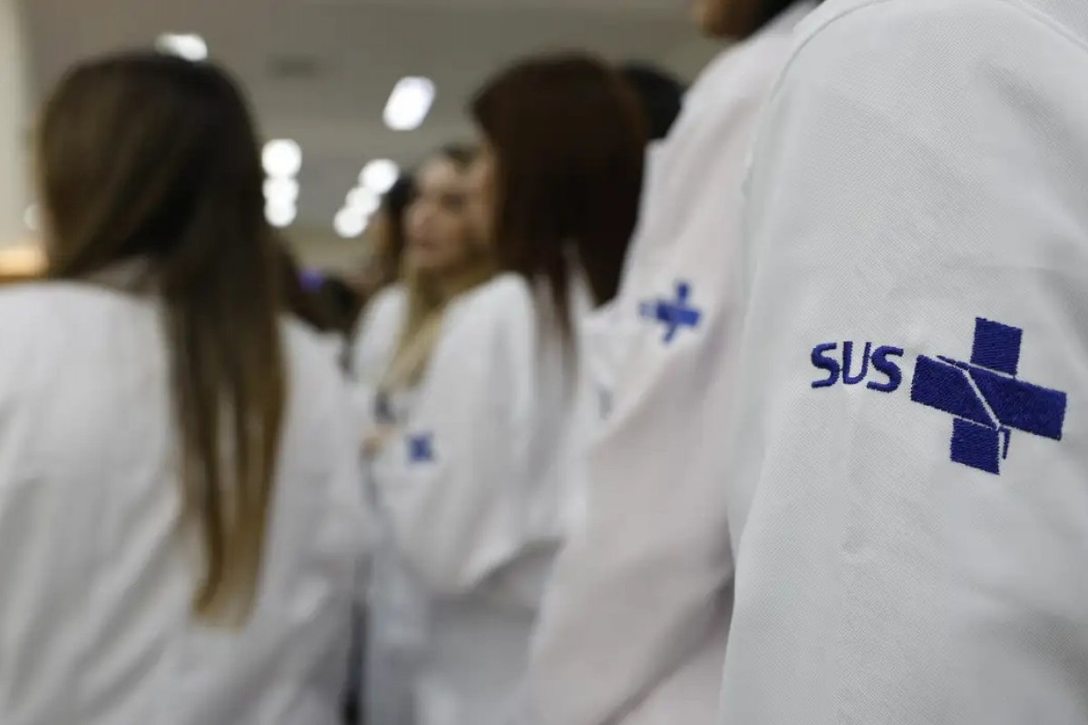 Quase metade dos médicos de UTIs brasileiras tem risco de burnout, diz estudo