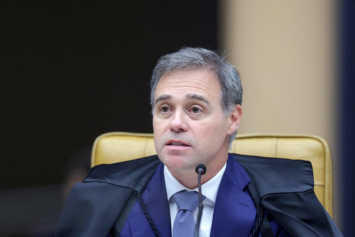 André Mendonça determina a exclusão de vídeo de IA que relaciona Flávio Bolsonaro ao Banco Master 