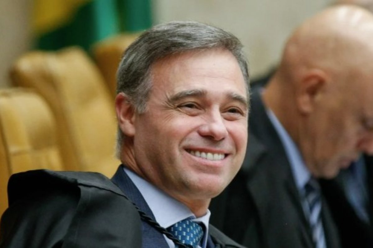 'Nosso herói': André Mendonça é aplaudido por passageiros durante voo