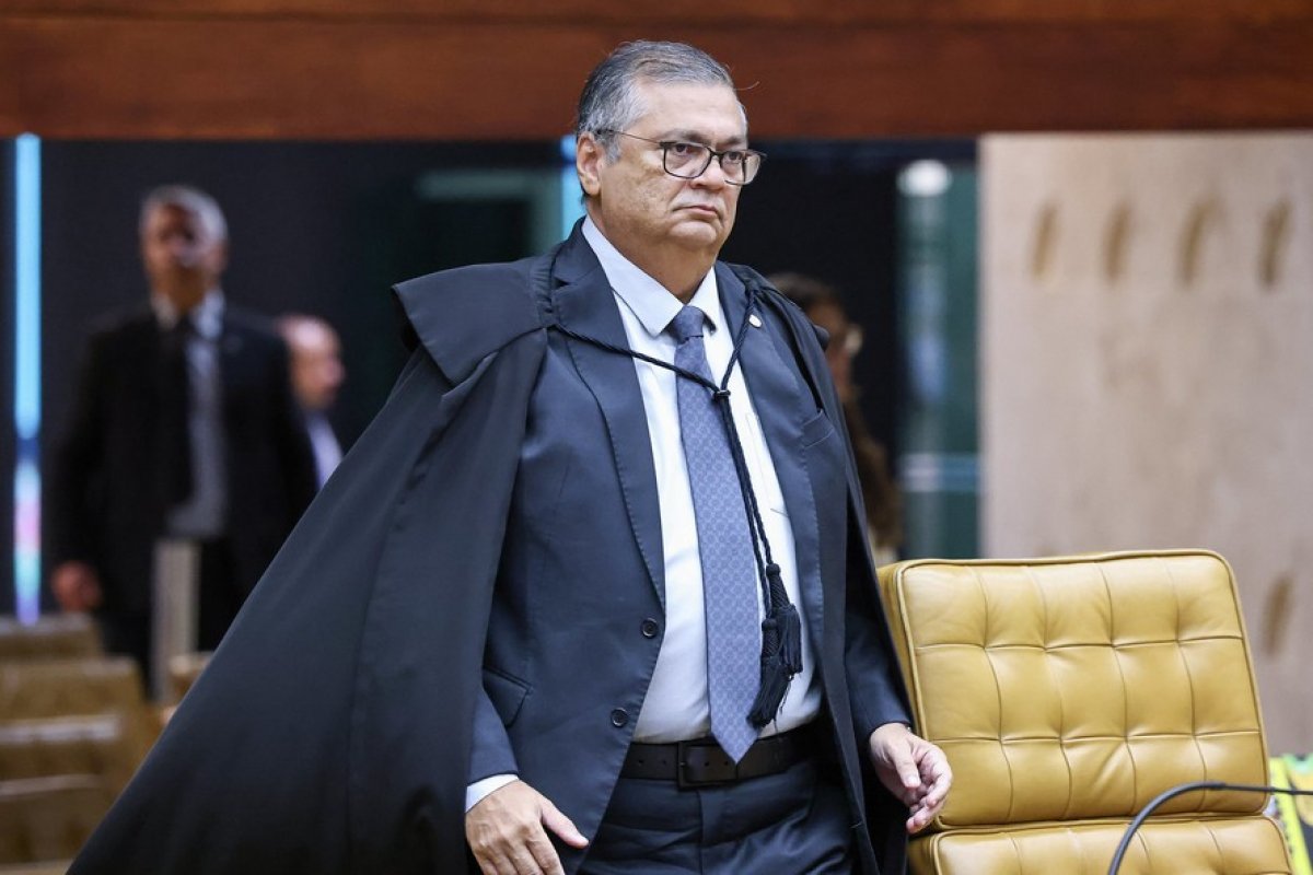 Dino pede investigação contra todos os magistrados envolvidos indevidamente com o Banco Master 