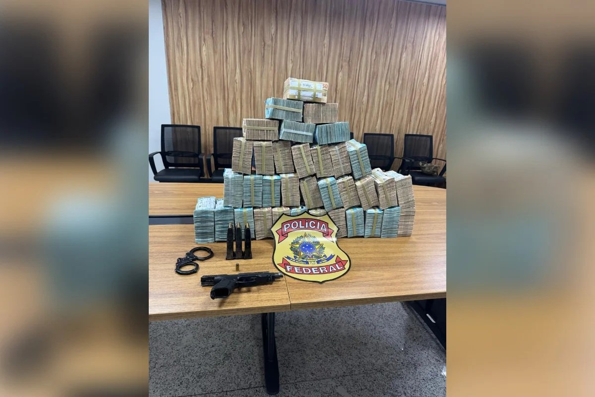 Polícia Federal prende duas pessoas com R$ 2,5 milhões que seriam destinados para compra de votos 