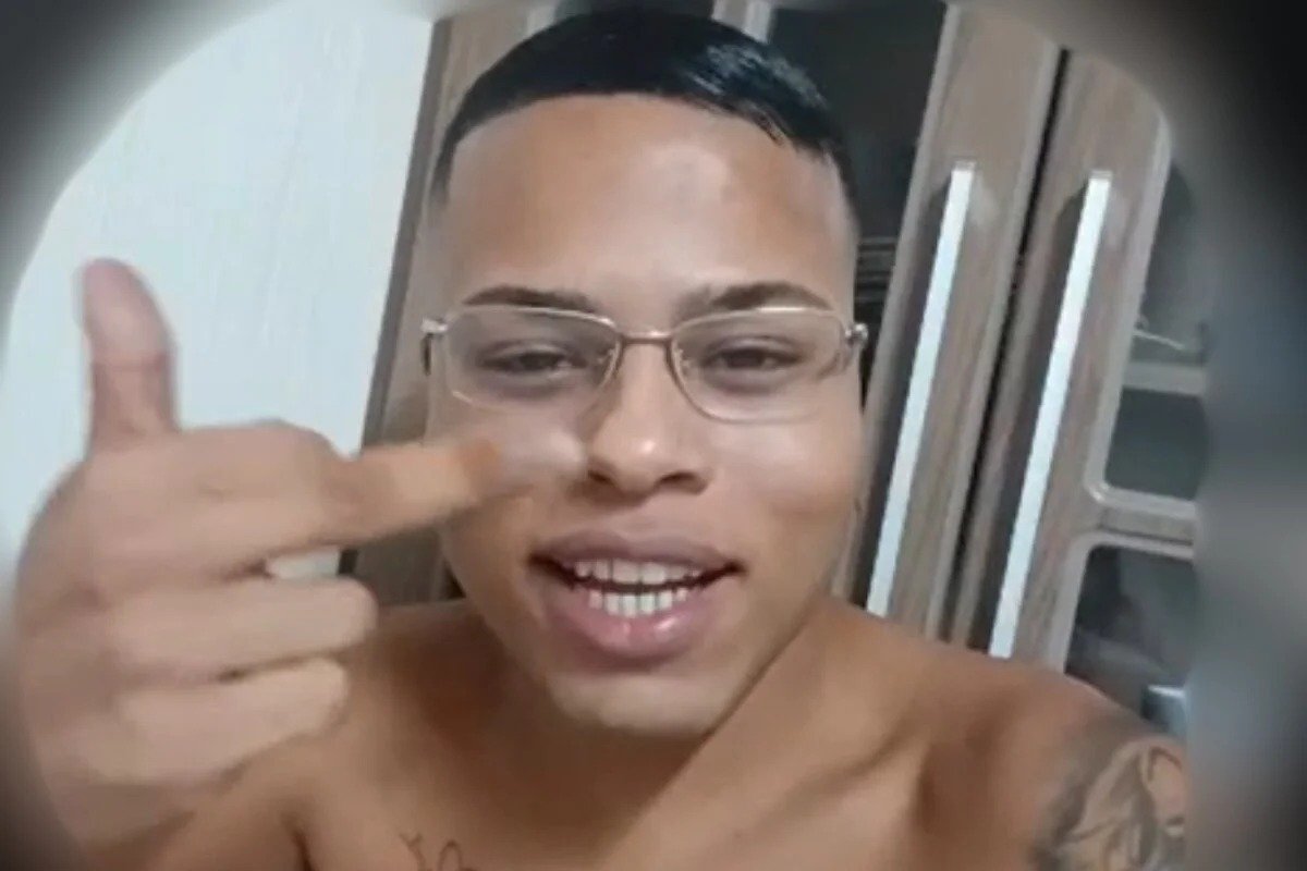 Jovem de 16 anos diz que acordou diante de câmera após suposto estupro: "Na minha cara"