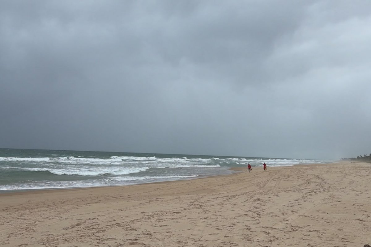 Bombeiros fazem buscas por pessoa que desapareceu ao mergulhar em praia no litoral norte