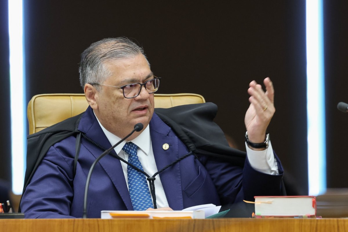 Dino manda PF investigar R$ 78 milhões financiados pelo Banco Master para cemitérios
