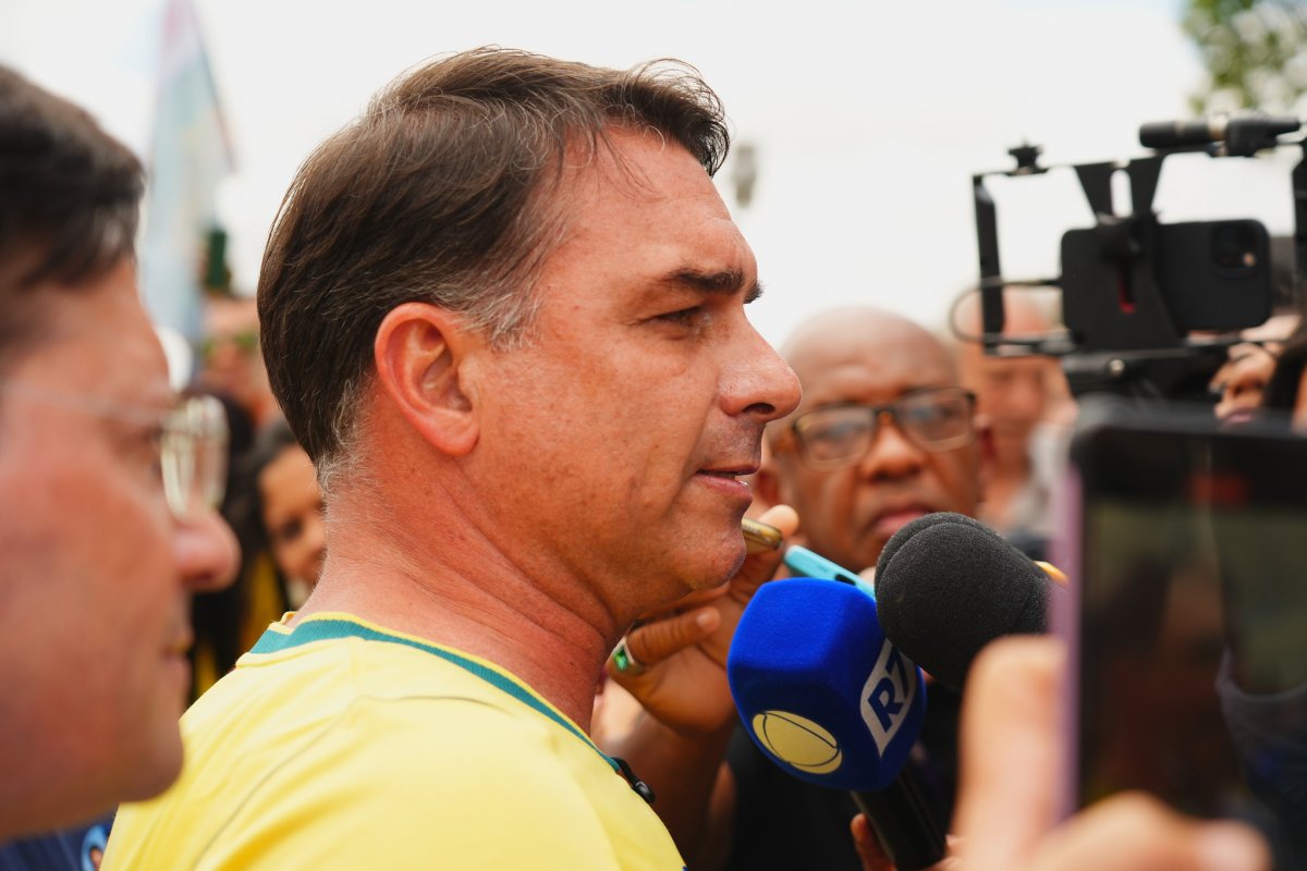 Após defender saída de Dino e Moraes, Flávio Bolsonaro promete indicar até 6 ministros para o STF