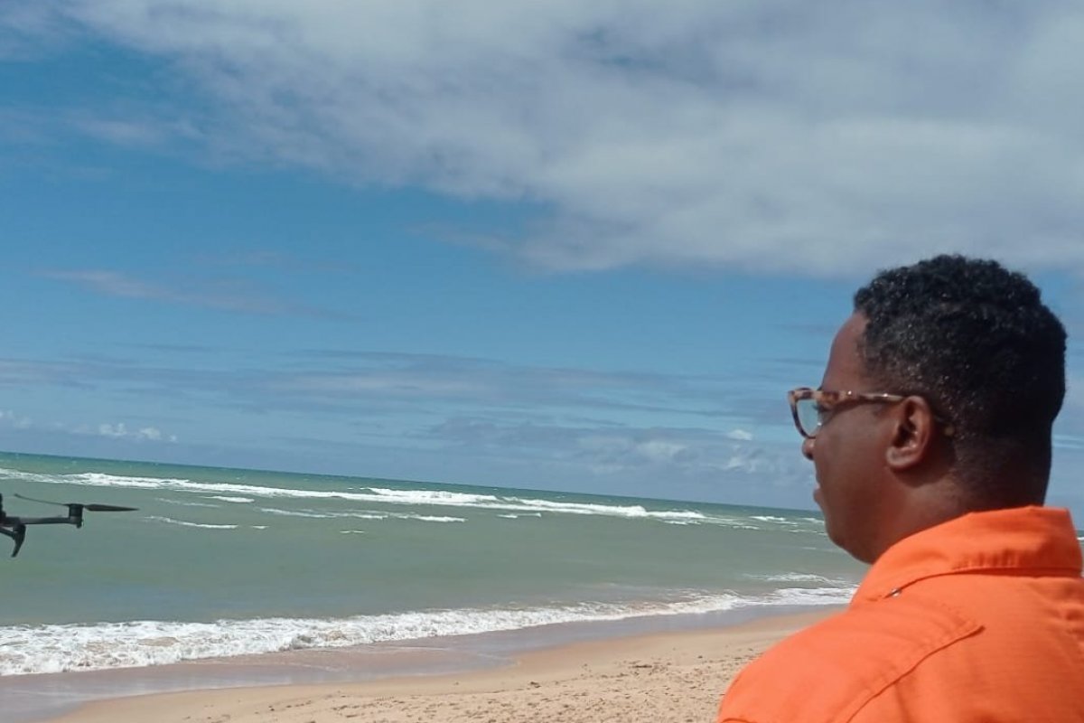 Bombeiros seguem buscas por jovem desaparecido após mergulhar em praia de Camaçari