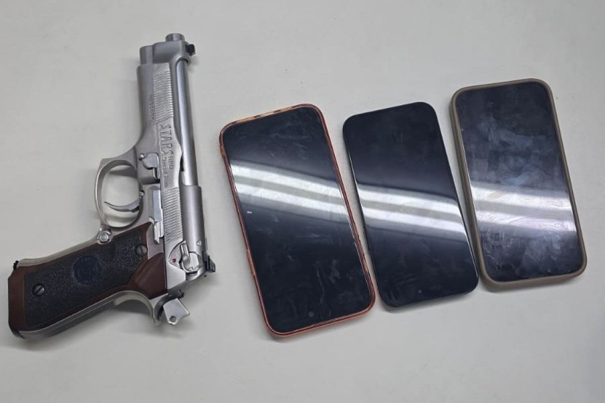 Dupla é presa suspeita de roubo com arma falsa em Pau da Lima