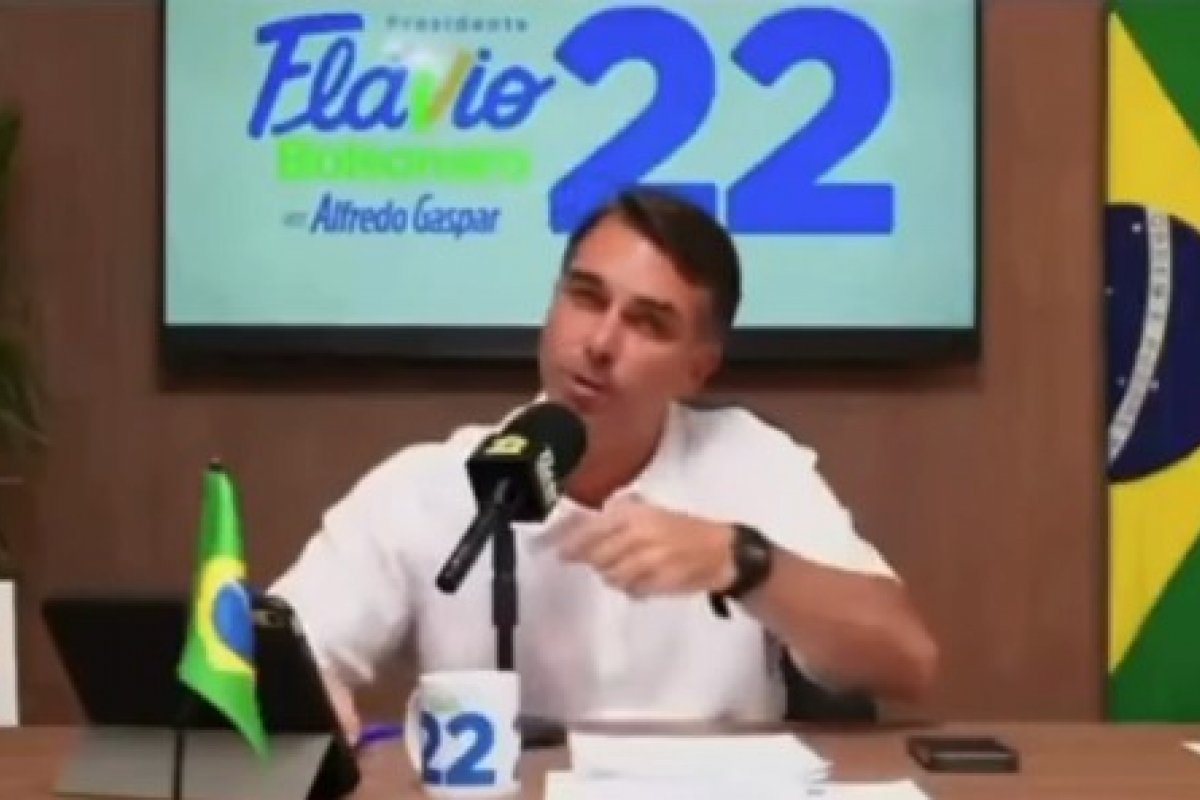 Vídeo: "Merreca"; Flávio Bolsonaro critica reajuste do Bolsa Família anunciado por Lula