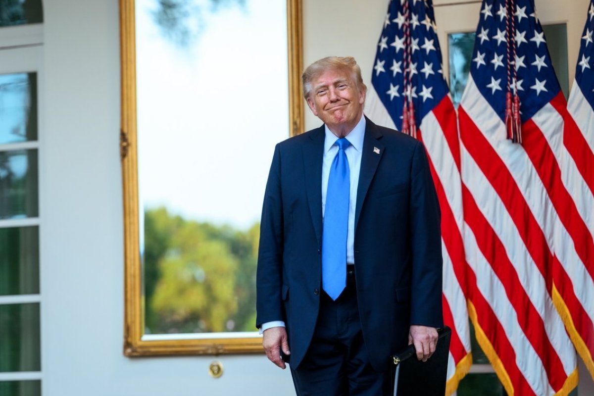Trump proíbe CNN e outros veículos de acessarem Casa Branca e ameaça outros banimentos 