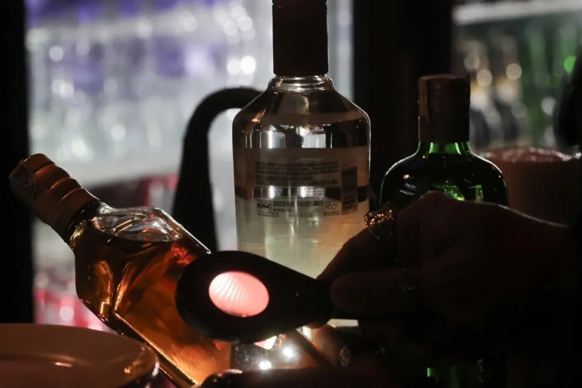 Possível contaminação por metanol em bebida mata 49 e deixa 182 hospitalizados na Nigéria