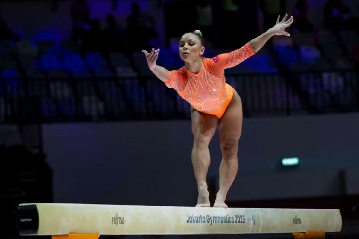 Flávia Saraiva conquista ouro nas barras assimétricas na Copa do Mundo