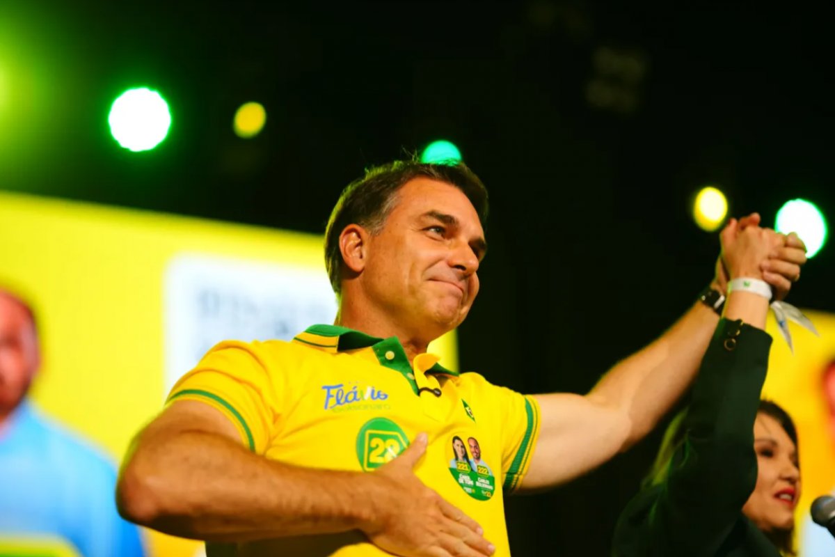Flávio Bolsonaro critica foto de Gonet ao lado de Vorcaro: 'Rindo da cara do povo'