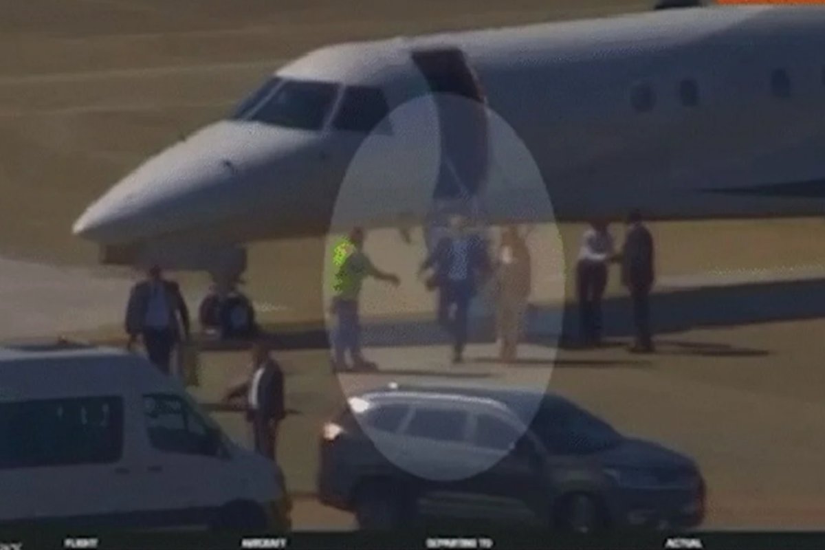 Vídeo mostra Moraes e esposa desembarcando de jatinho ligado a Vorcaro