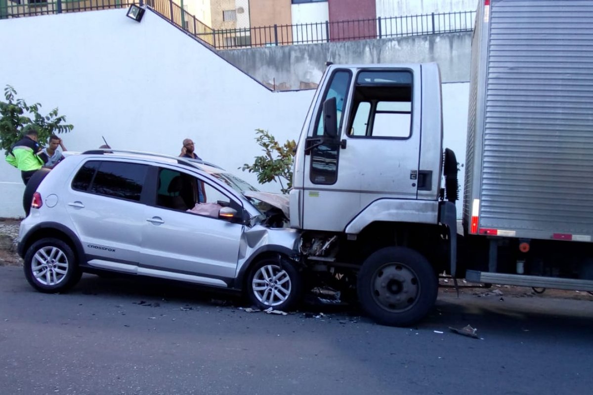 Batida entre carro e caminhão deixa uma vítima ferida na Boca do Rio