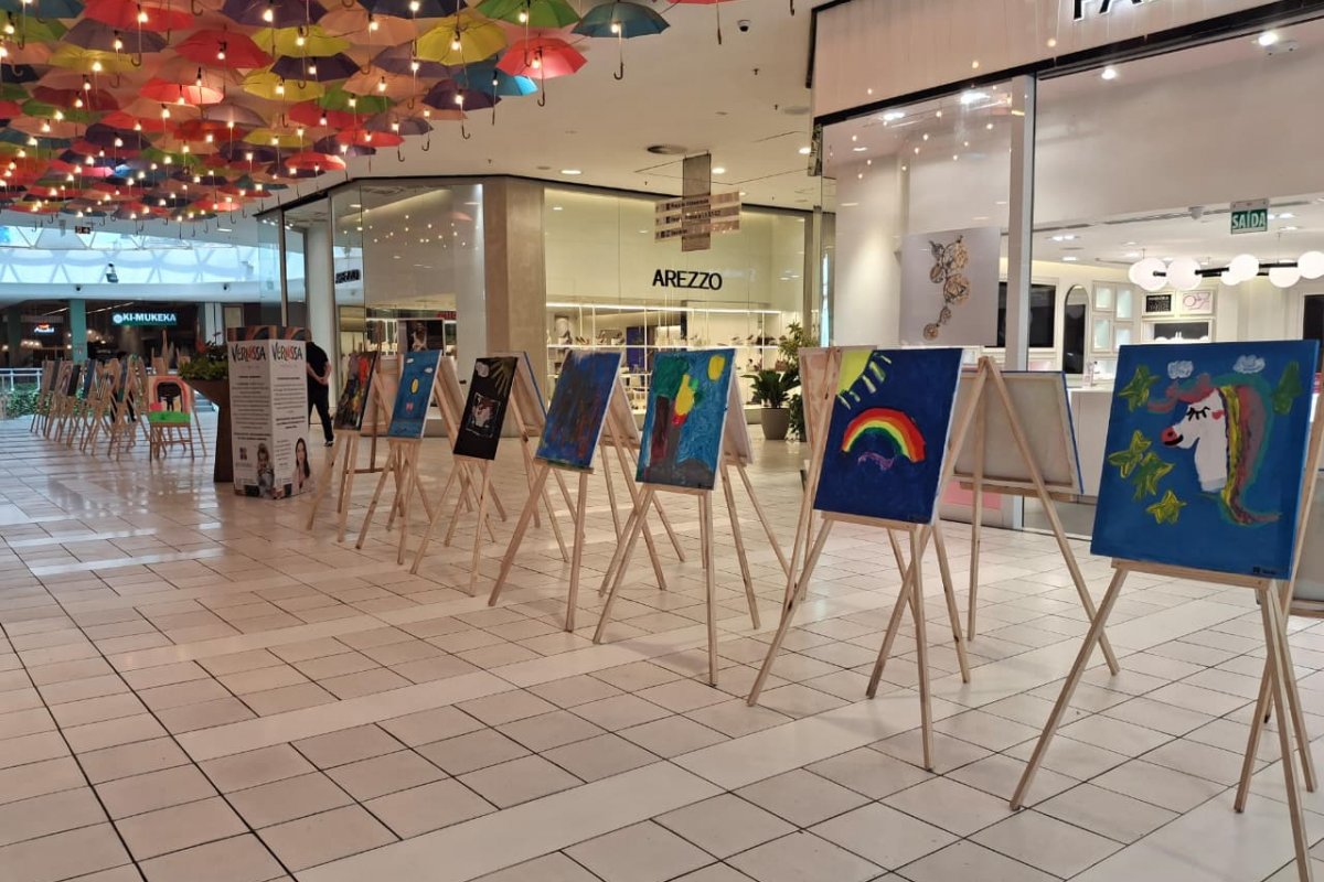 Exposição reúne cerca de 30 obras de crianças neurodivergentes em Salvador