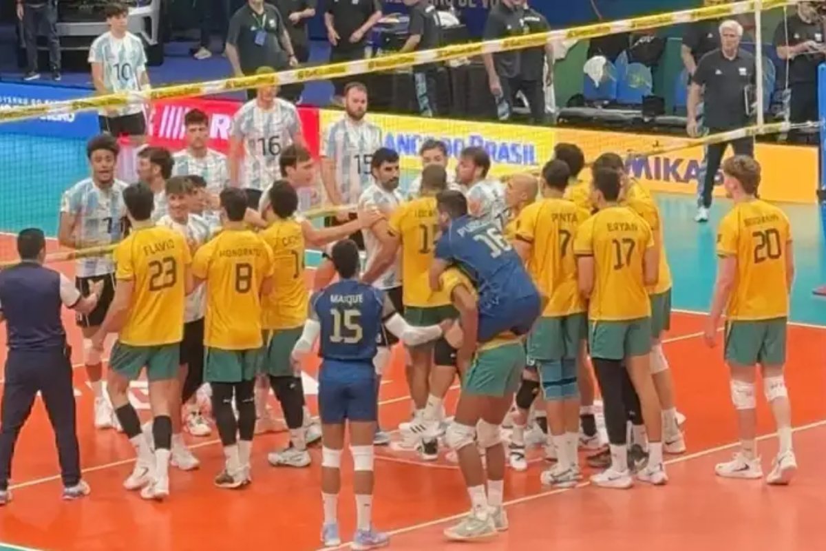 Vídeo: Confusão generalizada marca final, e Brasil vence Argentina no Sul-Americano de vôlei