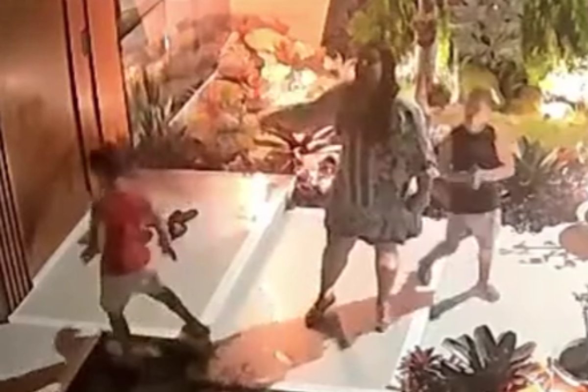 Vídeo: mulher é acusada de invadir casa e agredir criança de 11 anos em Feira de Santana